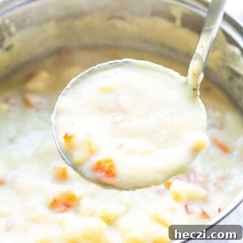 This creamy cauliflower soup is a super fast and easy soup recipe that you have on the table in half an hour. You can make it vegetarian or even vegan. Serve for lunch as a starter or a full meal with some bread. Want to try? Visit fastfoodbistro.com for the full recipe #fastfoodbistro #cauliflowersoup #creamycauliflowersoup #cauliflowercreamsoup #vegetablesoup #soup