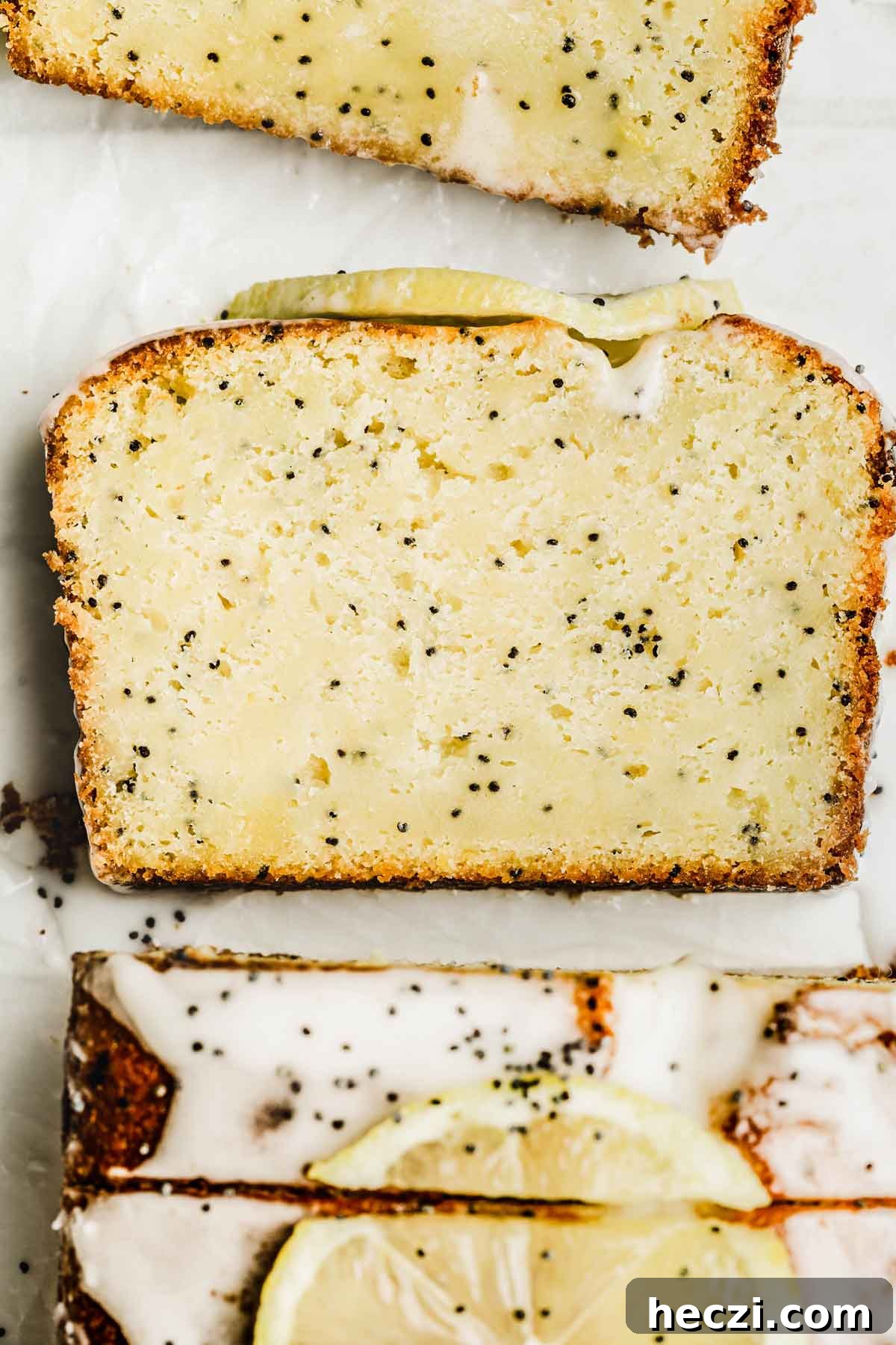 parts de cake citron pavot dans une assiette