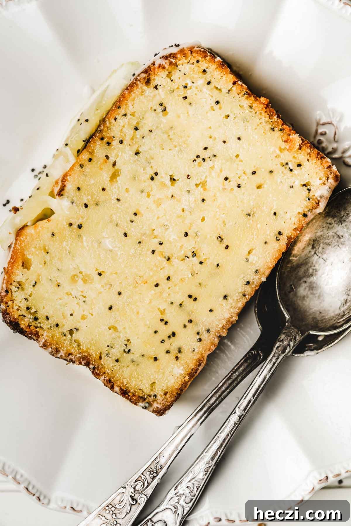part de cake citron pavot dans une assiette