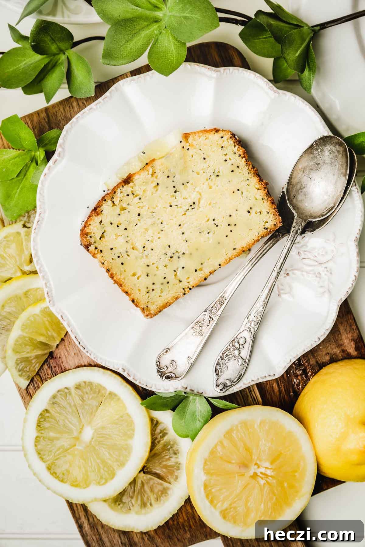 part de cake au citron pavot dans une assiette