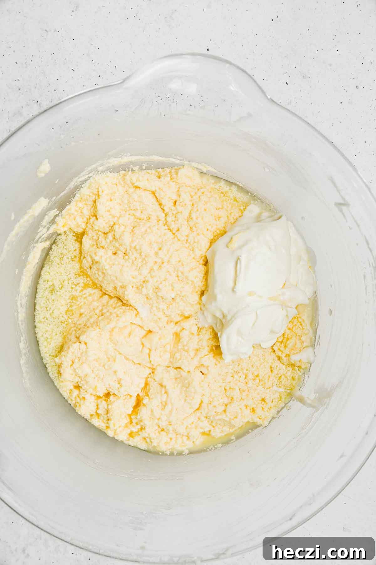 saladier avec pâte et ingrédients