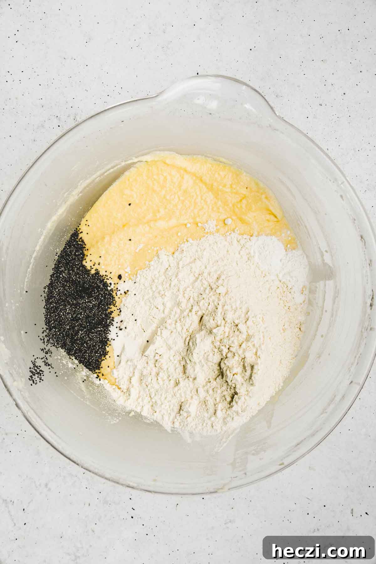 saladier avec pâte et ingrédients