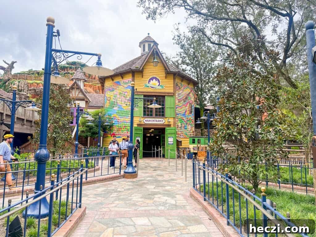 Line que and Main Entrance to Tiana's Bayou Adventure.
